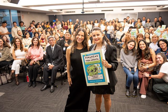 Cobertura fotográfica de conferencia con ponente en CDMX